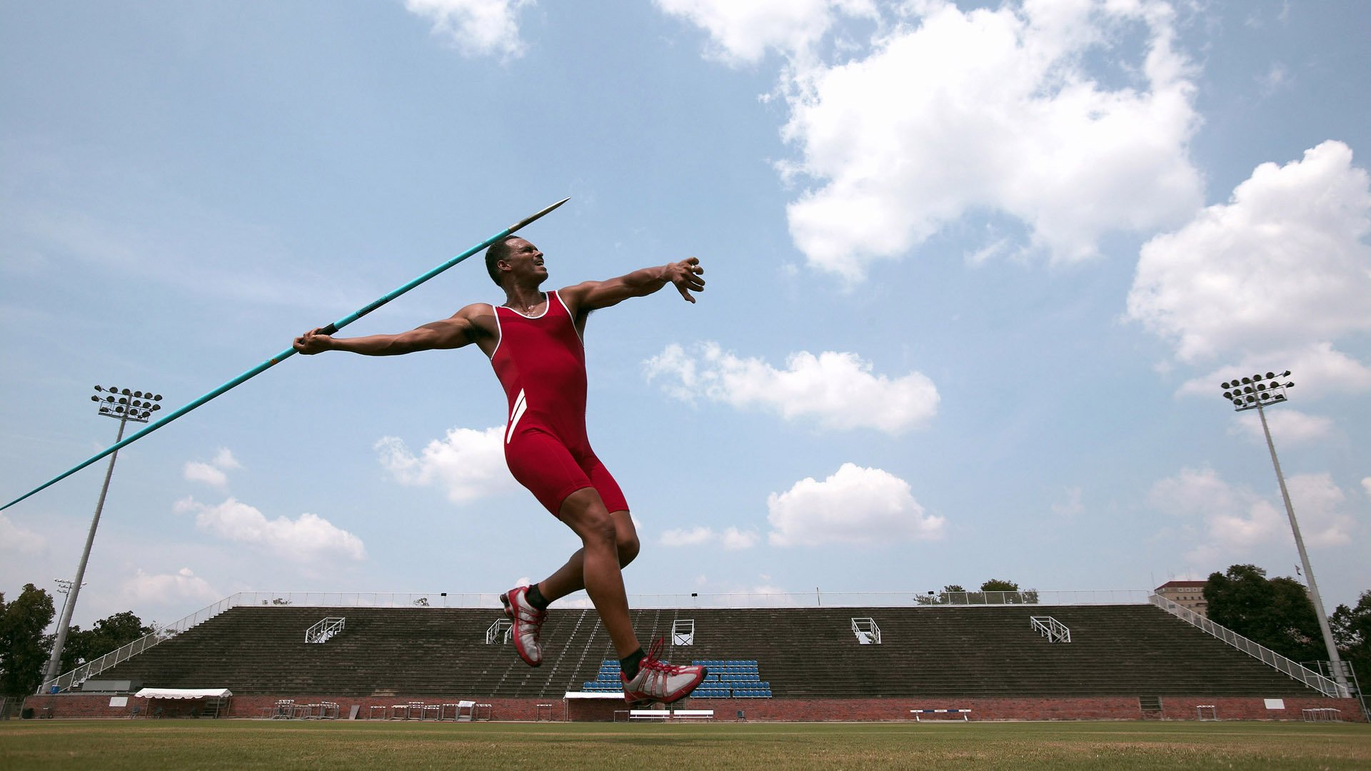 媒体专栏持续更新深度解读体育现象引导理性讨论，体育现象分析