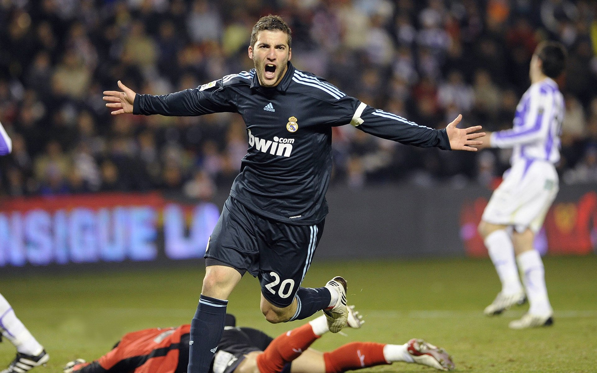 曼联需要在传球链条中找到更多有效衔接点，曼联传奇人物